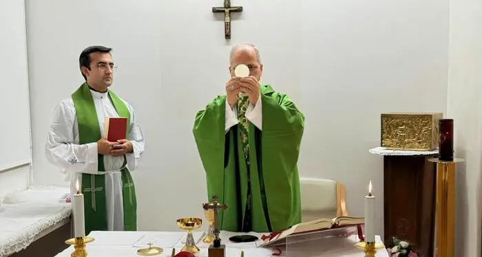 <p><span style=\"color:hsl(0, 75%, 60%);\">Papa Leone in ripresa </span>celebra la messa al Gemelli: «È di buon umore». Confermato l’Angelus di domenica</p>