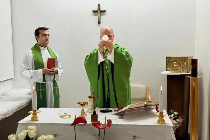 <p>Papa Leone in ripresa celebra la messa al Gemelli: «È di buon umore». Confermato l’Angelus di domenica</p>