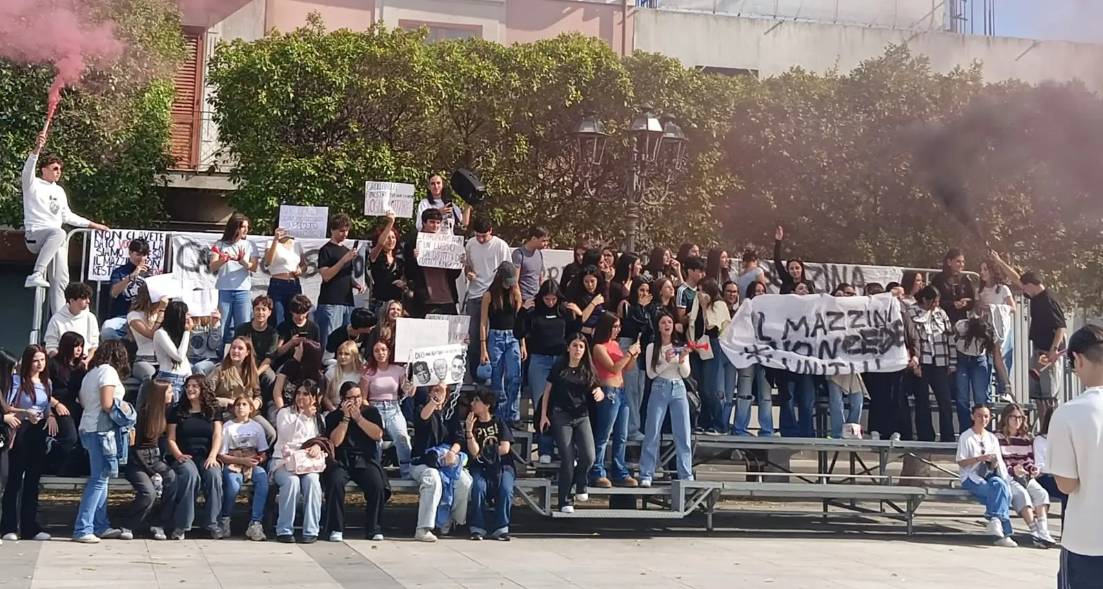 Caro carburanti e trasporti pubblici, a Locri studenti in piazza: «Siamo stanchi, è ora di farsi sentire»\n