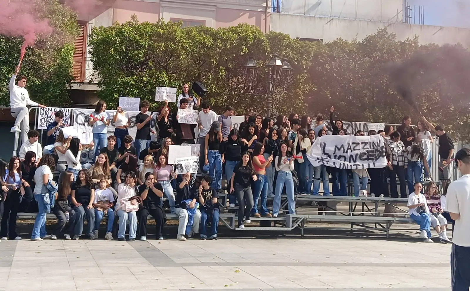 Caro carburanti e trasporti pubblici, a Locri studenti in piazza: «Siamo stanchi, è ora di farsi sentire»\n