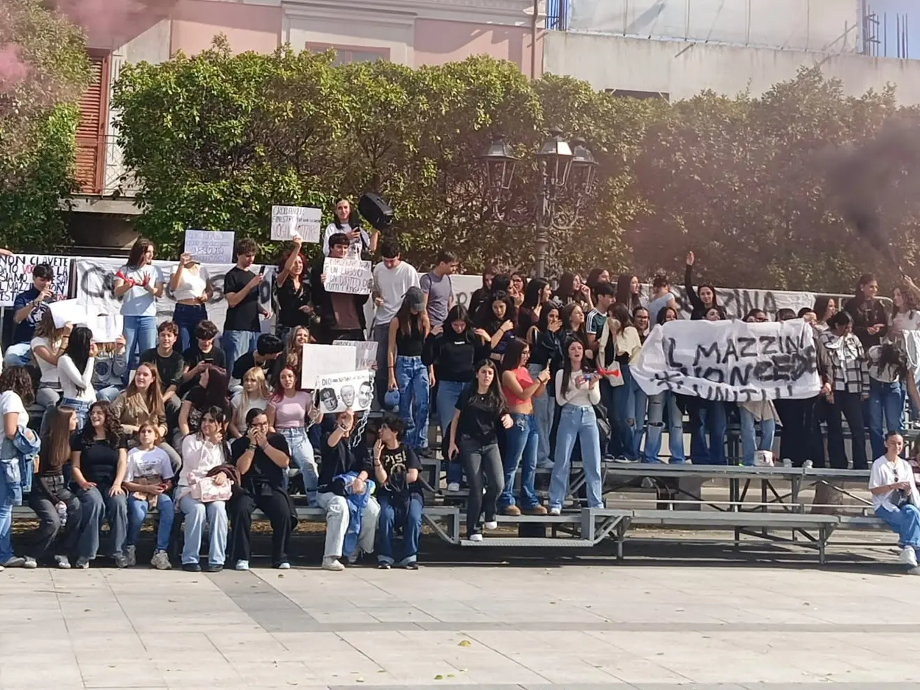 Caro carburanti e trasporti pubblici, a Locri studenti in piazza: «Siamo stanchi, è ora di farsi sentire»
