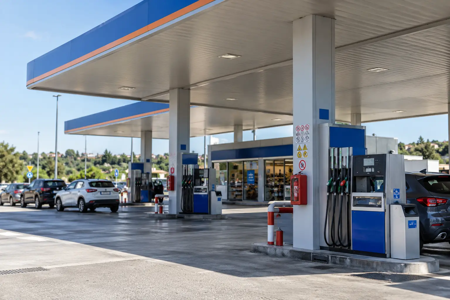 Carburanti, in Calabria ripartono le forniture di benzina e diesel: autobotti in viaggio dai depositi di Vibo Valentia\n
