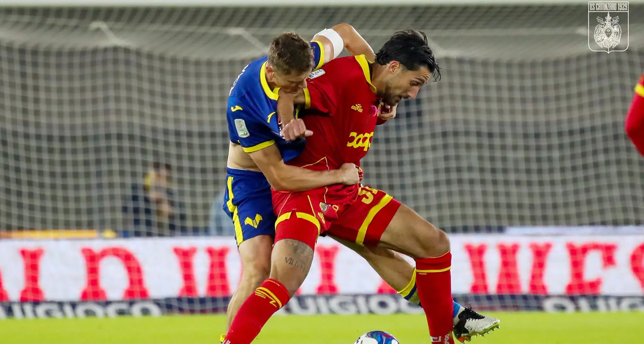 Verona-Catanzaro 2-2, Pecorino risponde a Mosquera: i giallorossi strappano un punto al Bentegodi\n