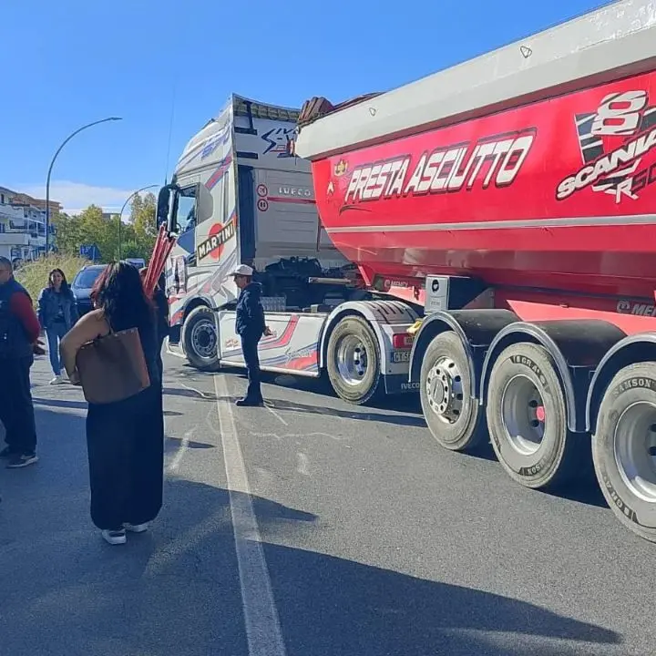 A San Lucido secondo giorno di protesta: «Non vogliamo briciole, vogliamo il pane in tavola»\n