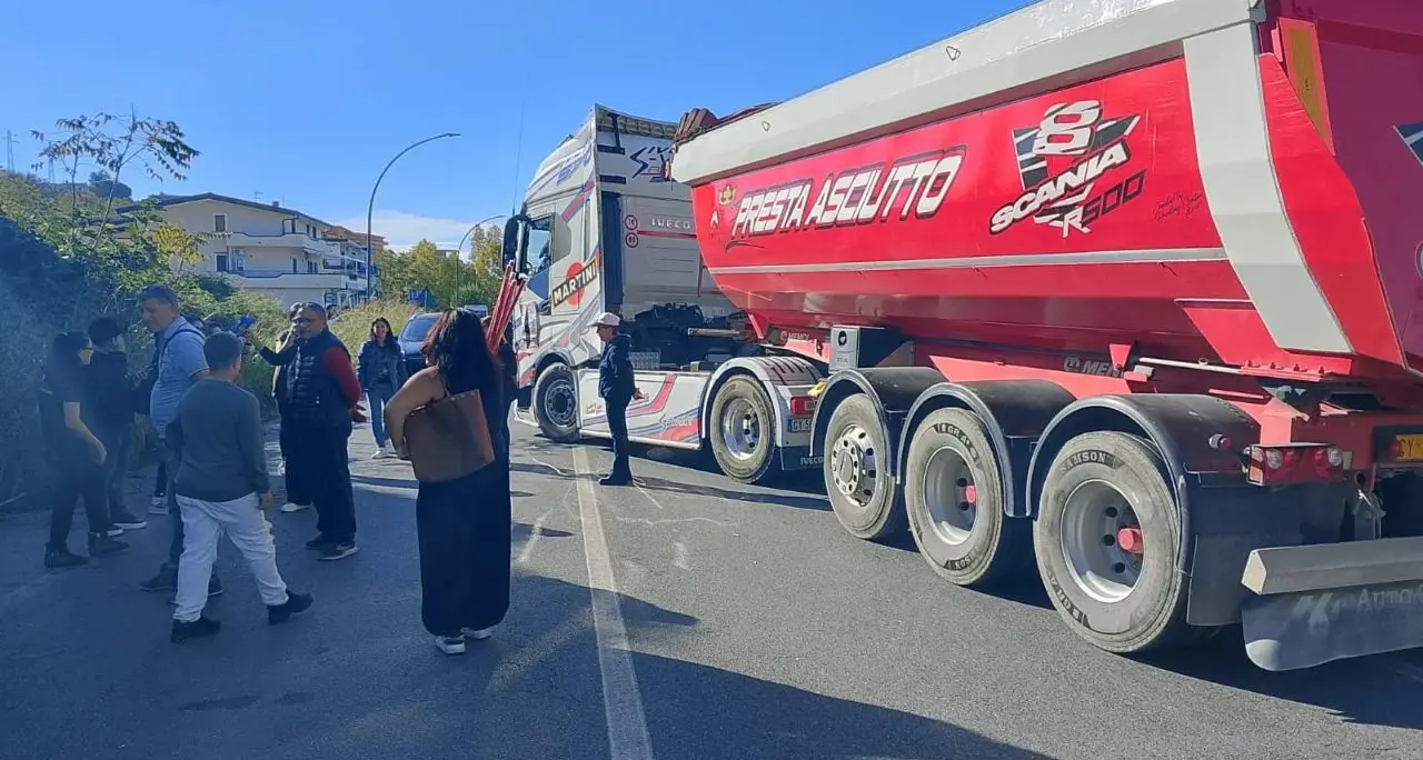 A San Lucido secondo giorno di protesta: «Non vogliamo briciole, vogliamo il pane in tavola»\n