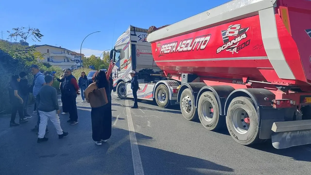 A San Lucido secondo giorno di protesta: «Non vogliamo briciole, vogliamo il pane in tavola»\n