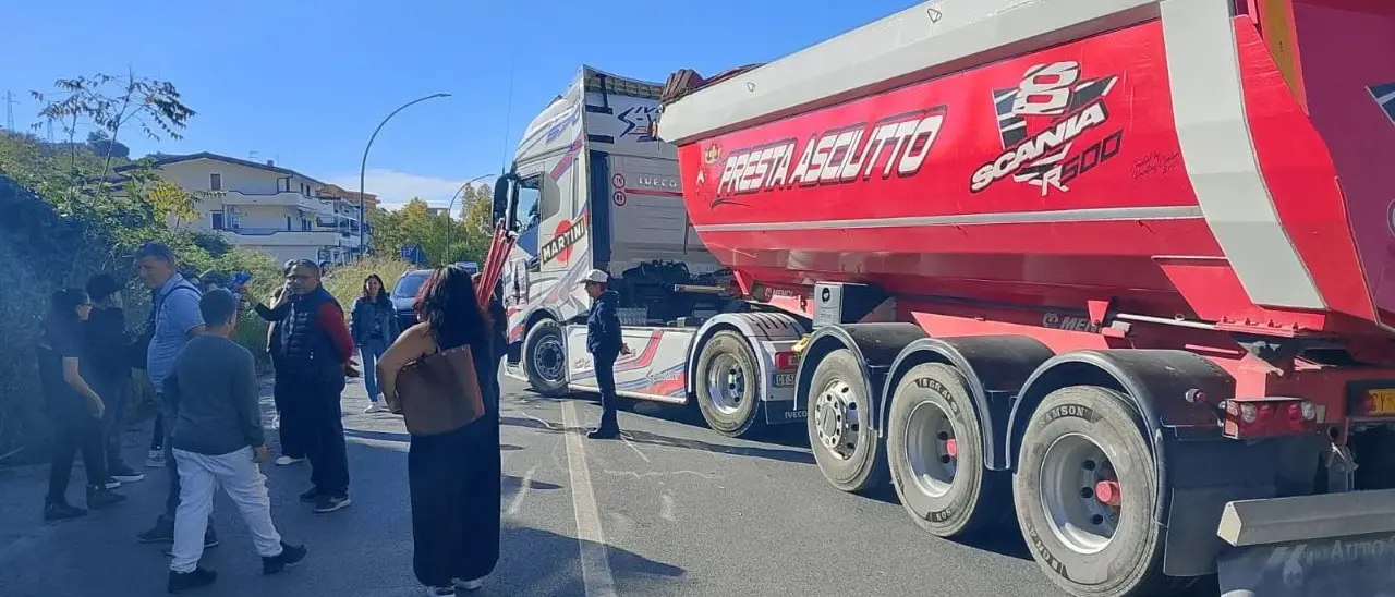 A San Lucido secondo giorno di protesta: «Non vogliamo briciole, vogliamo il pane in tavola»\n