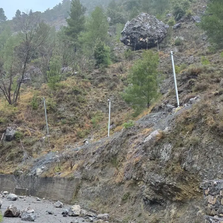 Saracena,\u00A0via Fiumara chiusa dopo la caduta di massi: approvato il progetto da oltre 100mila euro per le barriere\n