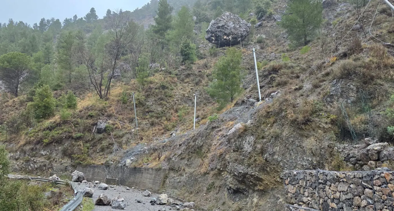 Saracena,\u00A0via Fiumara chiusa dopo la caduta di massi: approvato il progetto da oltre 100mila euro per le barriere\n