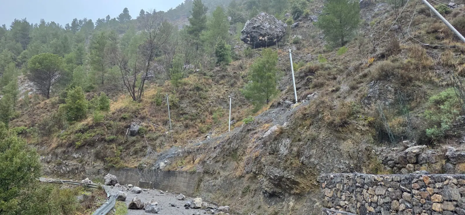 Saracena,\u00A0via Fiumara chiusa dopo la caduta di massi: approvato il progetto da oltre 100mila euro per le barriere\n