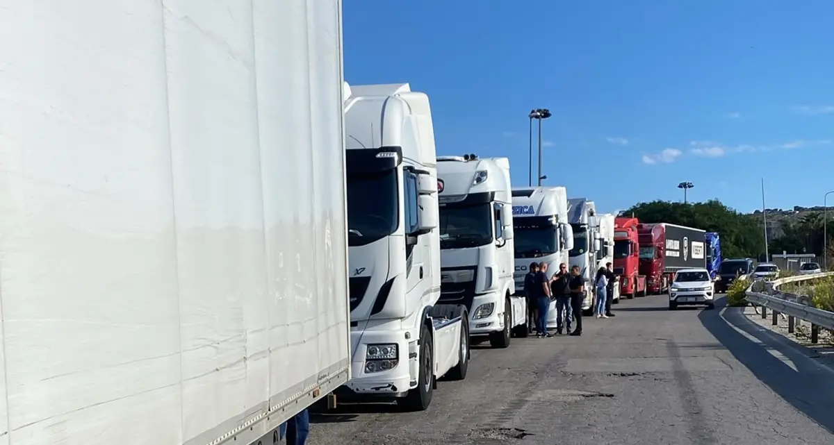 <p>A Campo Calabro il presidio contro il caro carburante, il sindaco Repaci: «Momento di difficoltà senza precedenti»</p>