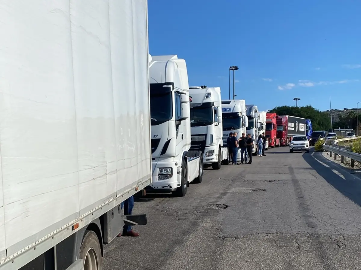 A Campo Calabro il presidio pacifico contro il caro carburante, il sindaco Repaci:\u00A0«Momento di difficoltà senza precedenti»\n