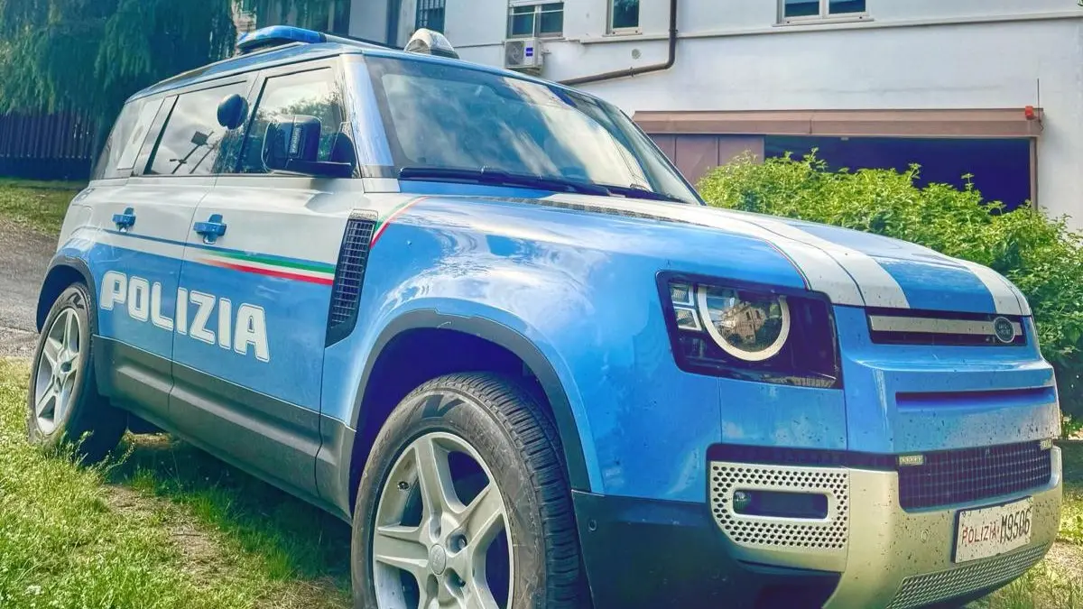 <p>Auto della polizia del commissariato di Corigliano Rossano</p>\\n