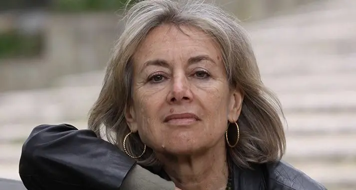 <p>Giuliana Sgrena<span style=\"color:hsl(0,75%,60%);\"> </span>e il passo indietro davanti al Tricolore: un gesto che riapre il dibattito sull’indipendenza del giornalismo</p>
