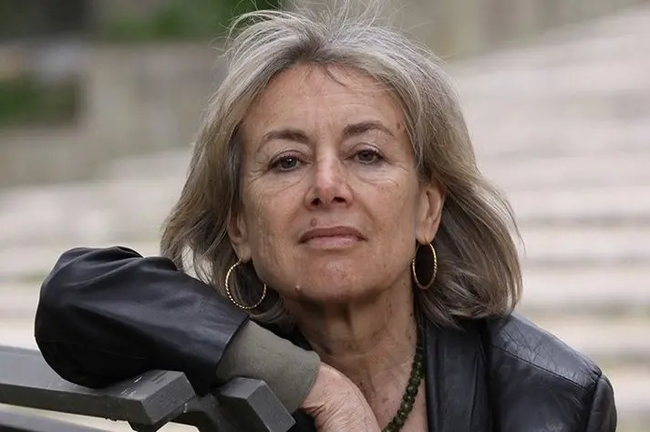 Giuliana Sgrena e il passo indietro davanti al Tricolore: un\u00A0gesto che riapre il dibattito sull’indipendenza del giornalismo\n