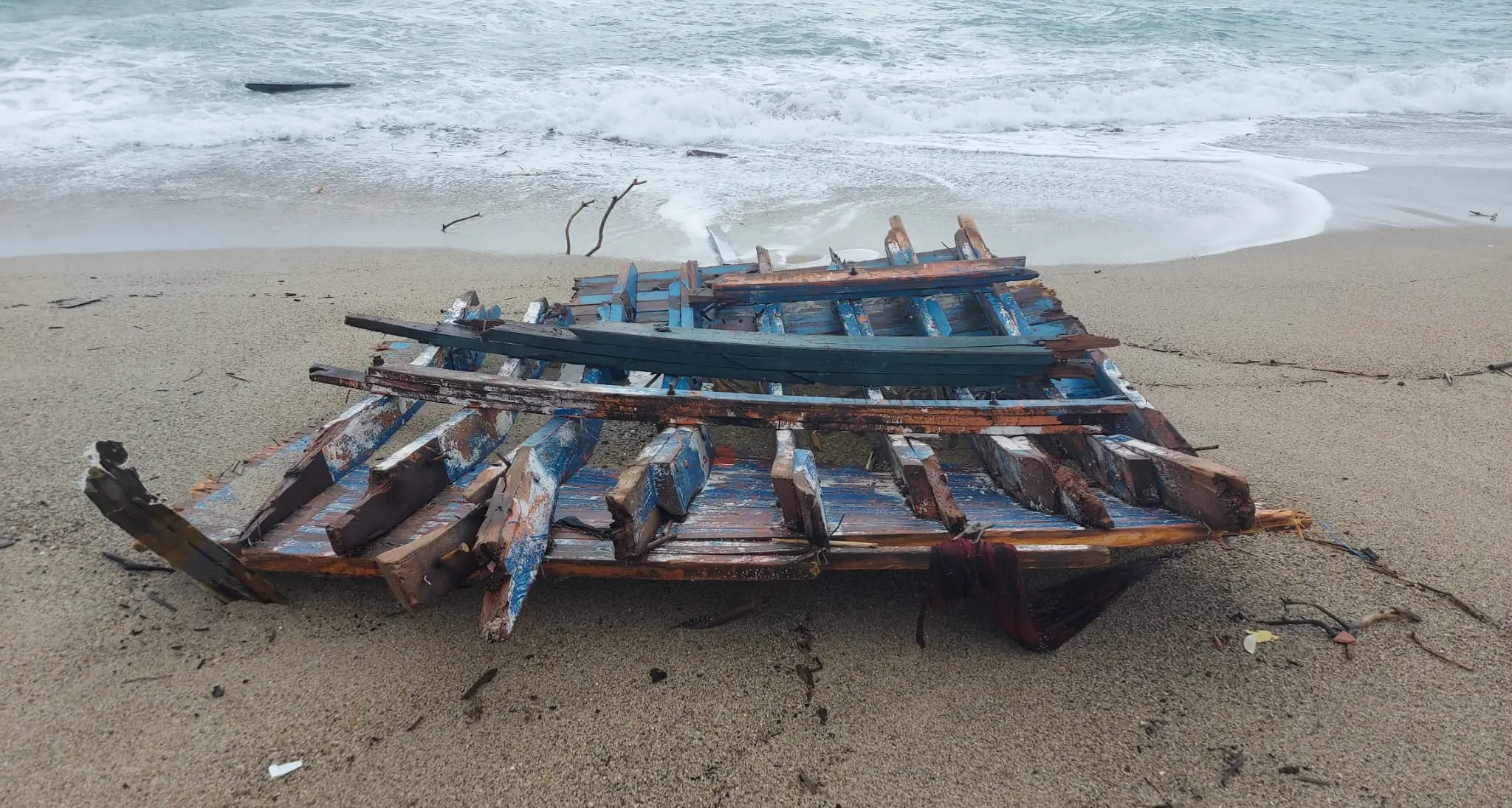 In preghiera sulla spiaggia di Steccato di Cutro: don Ciotti ricorda le 94 persone morte nel naufragio del 2023\n