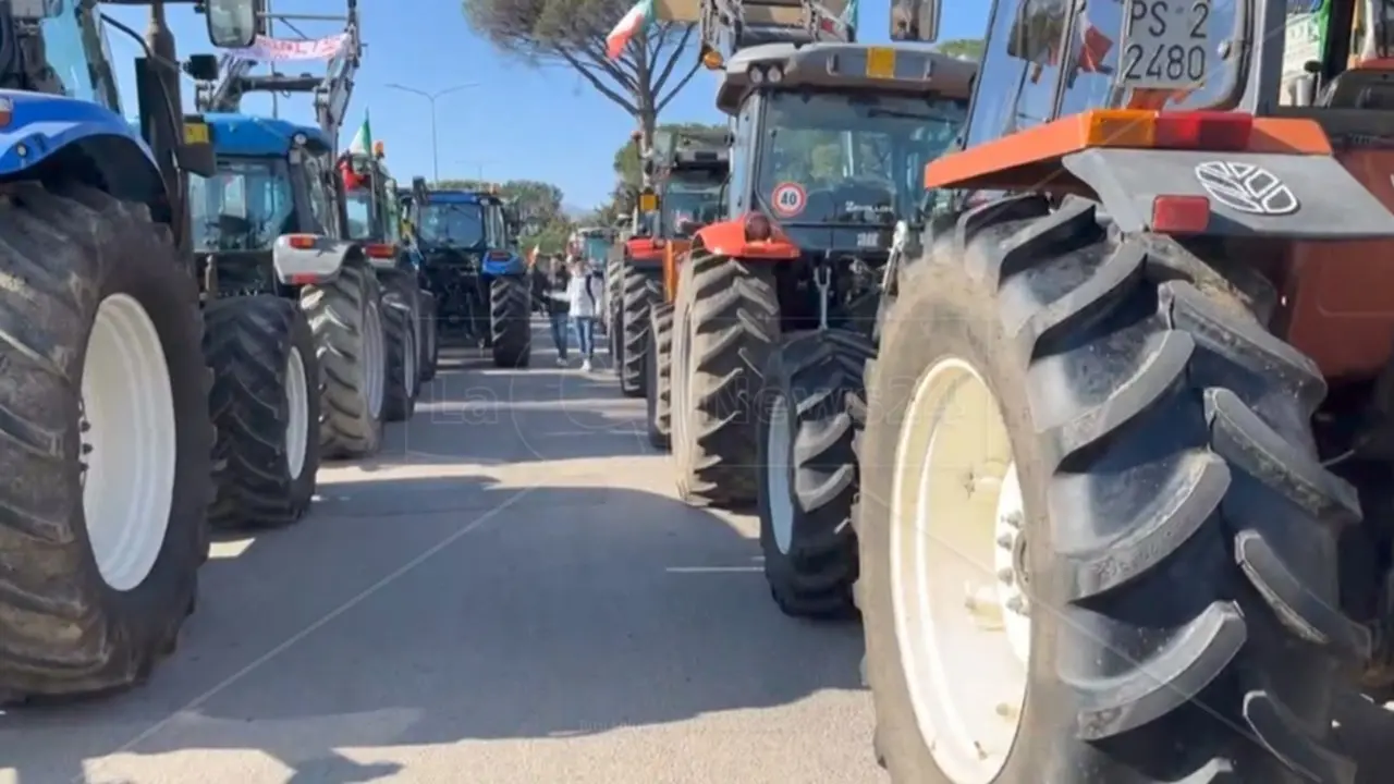 Protesta di Tir e agricoltori a Crotone, ultimatum alla politica: «Pronti a bloccare Roma»\n