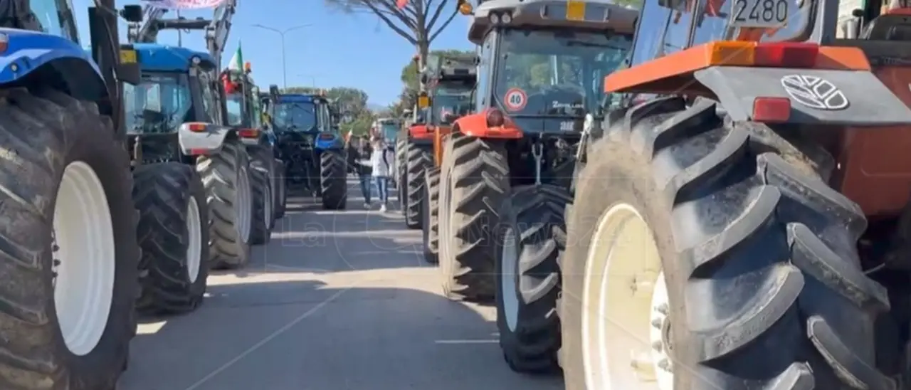 Protesta di Tir e agricoltori a Crotone, ultimatum alla politica: «Pronti a bloccare Roma»\n