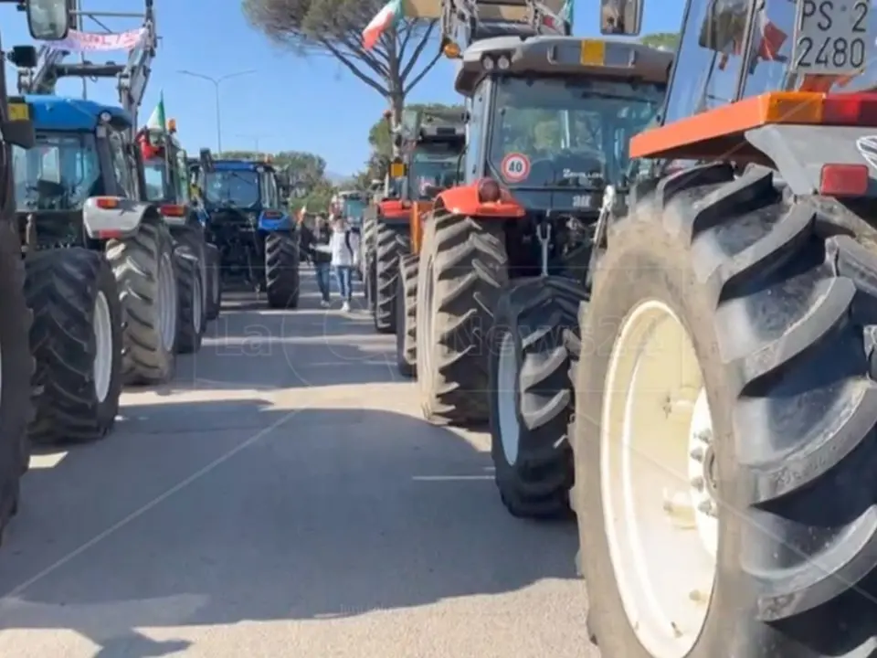 Protesta di Tir e agricoltori a Crotone, ultimatum alla politica: «Pronti a bloccare Roma»