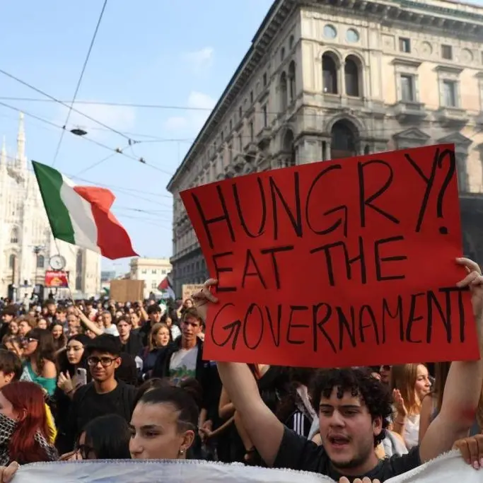 Cortei in tutta Italia, scontri a Milano con pietre e bombe carta. A Roma la Cgil annuncia lo sciopero generale\n