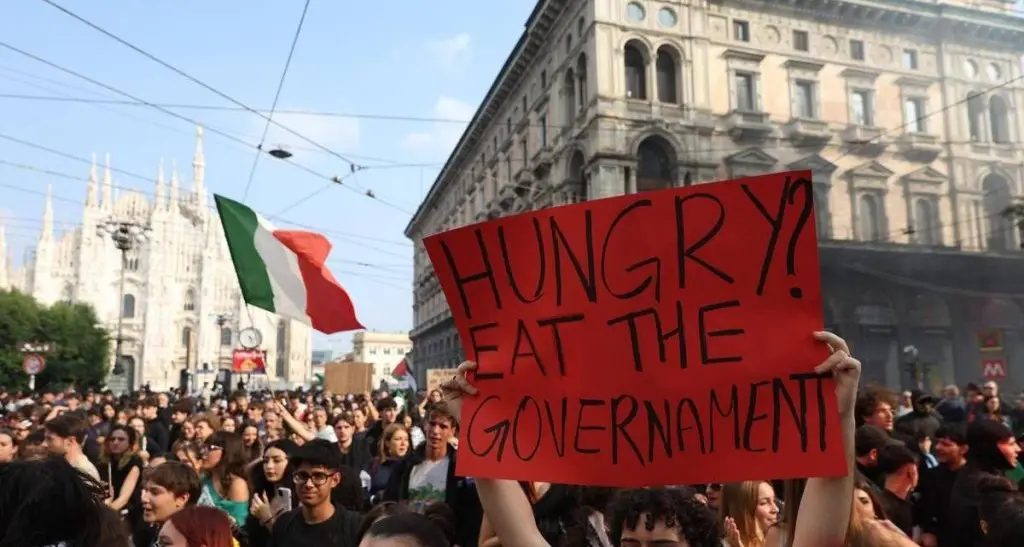 <p><span style=\"color:hsl(0, 75%, 60%);\">Cortei in tutta Italia</span>, scontri a Milano con pietre e bombe carta. A Roma la Cgil annuncia lo sciopero generale</p>