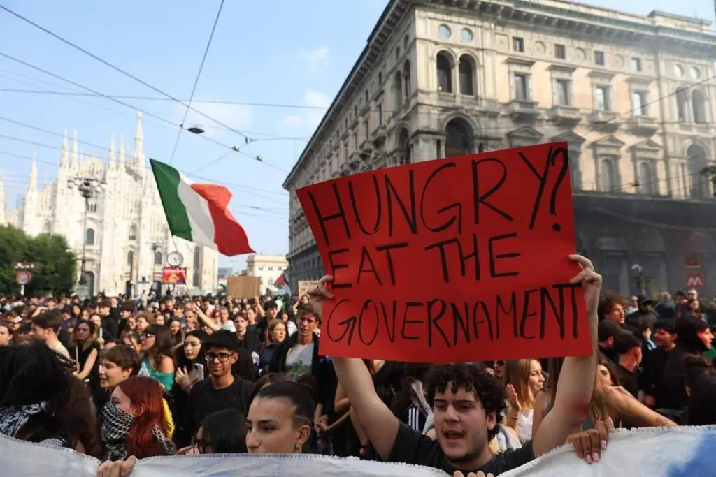 Cortei in tutta Italia, scontri a Milano con pietre e bombe carta. A Roma la Cgil annuncia lo sciopero generale\n