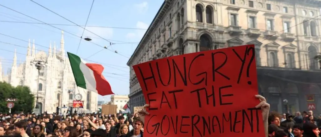 Cortei in tutta Italia, scontri a Milano con pietre e bombe carta. A Roma la Cgil annuncia lo sciopero generale\n