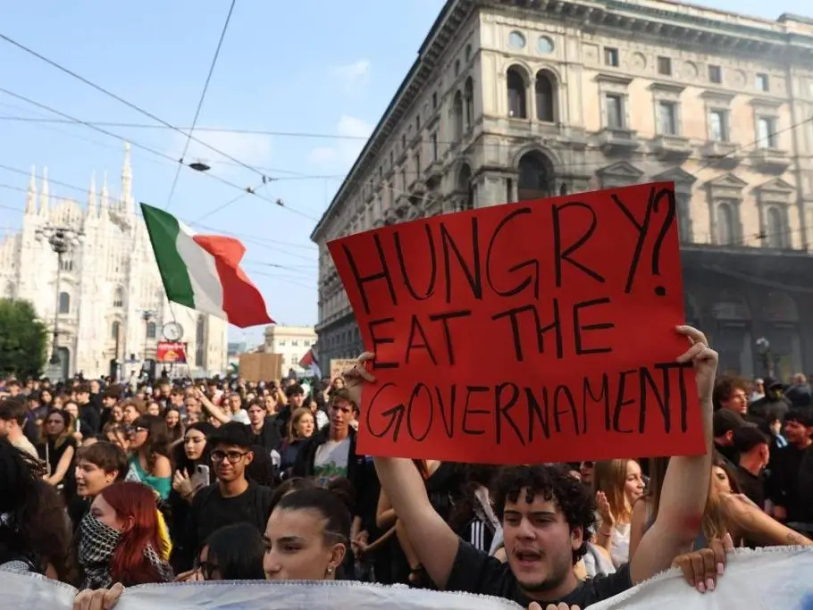 Cortei in tutta Italia, scontri a Milano con pietre e bombe carta. A Roma la Cgil annuncia lo sciopero generale