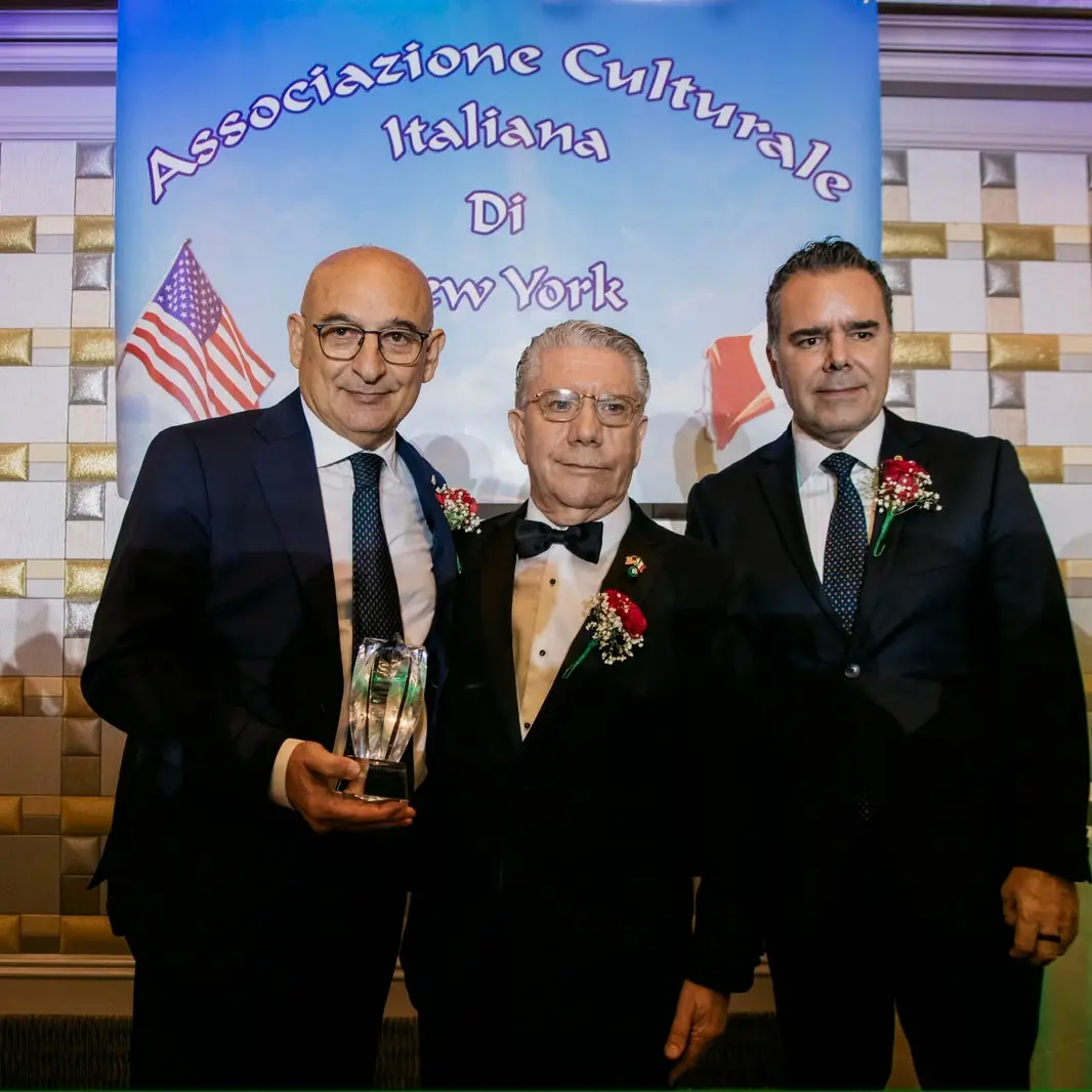 Trebisacce sul palco del Columbus Day a New York, premiato il sindaco Franco Mundo per l’impegno nel turismo delle radici