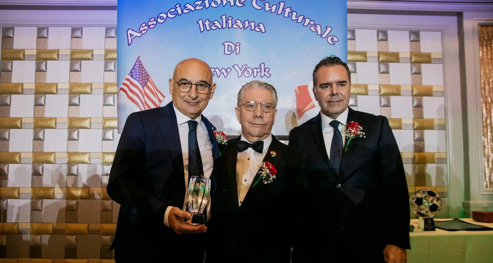 Trebisacce sul palco del Columbus Day a New York, premiato il sindaco Franco Mundo per l’impegno nel turismo delle radici