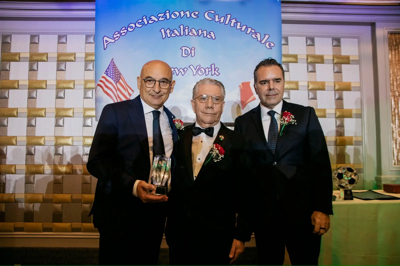 Trebisacce sul palco del Columbus Day a New York, premiato il sindaco Franco Mundo per l’impegno nel turismo delle radici