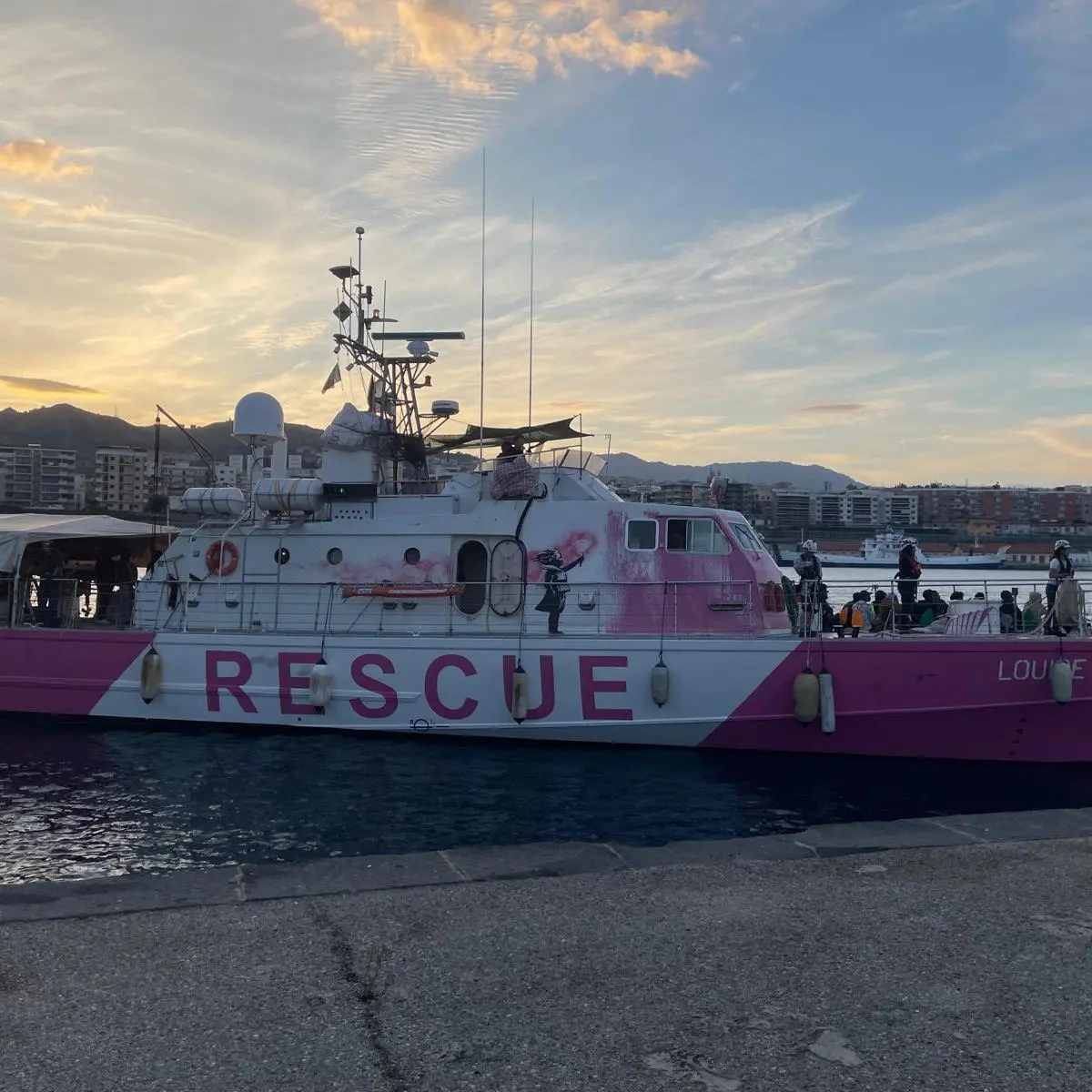 Al Porto di Reggio torna la Louise Michel con a bordo 40 migranti