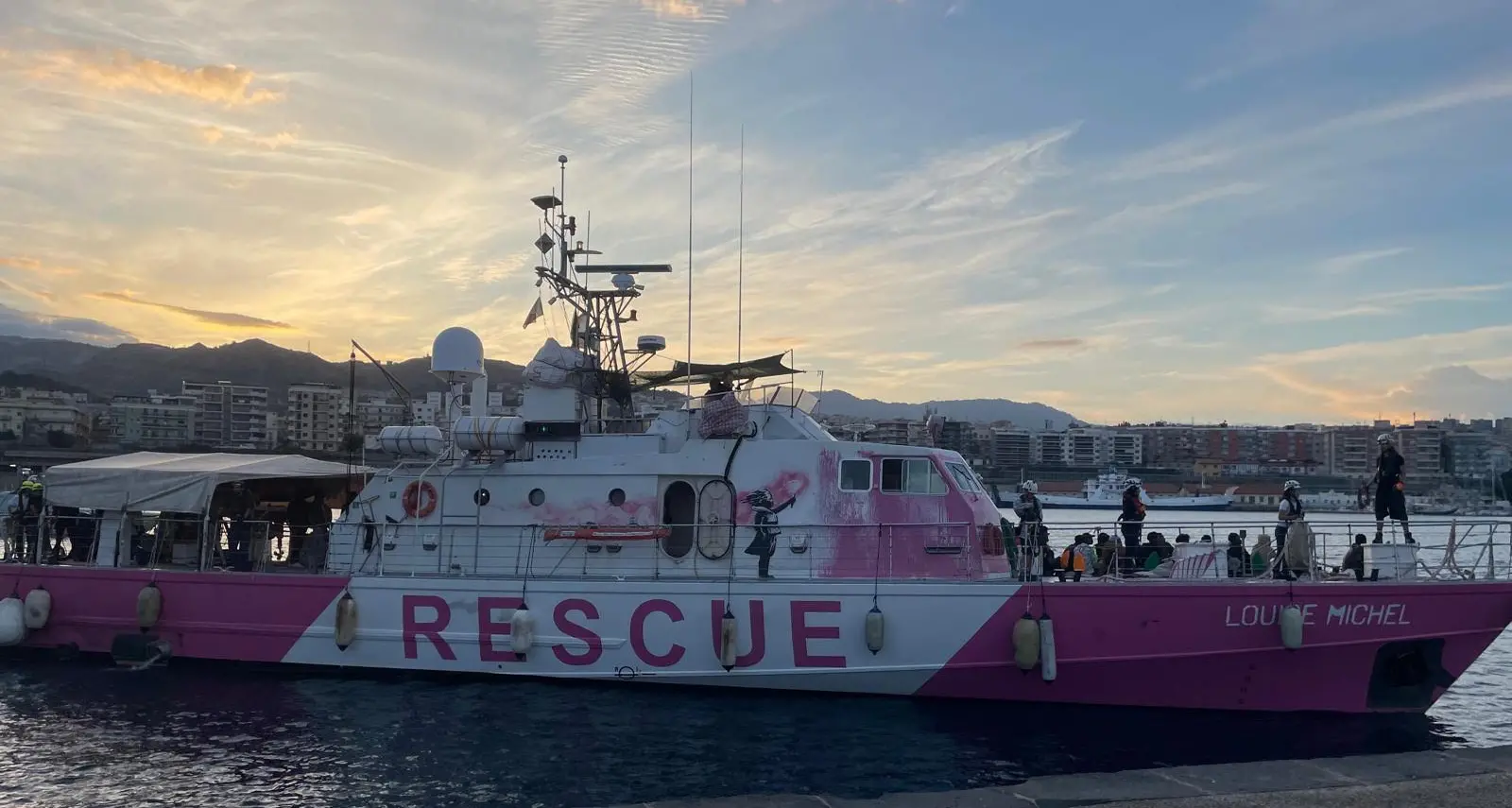 Al Porto di Reggio torna la Louise Michel con a bordo 40 migranti