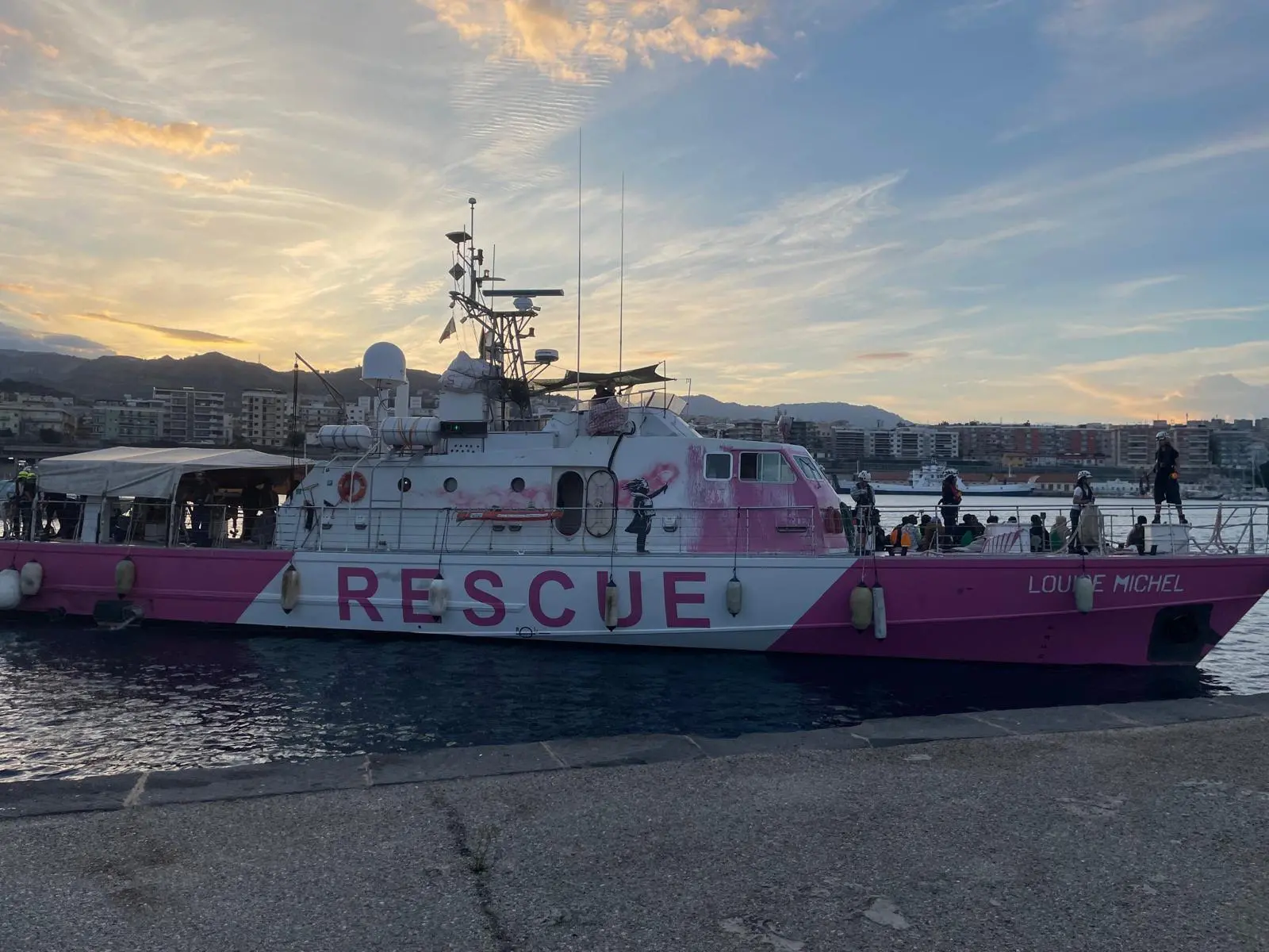 Al Porto di Reggio torna la Louise Michel con a bordo 40 migranti
