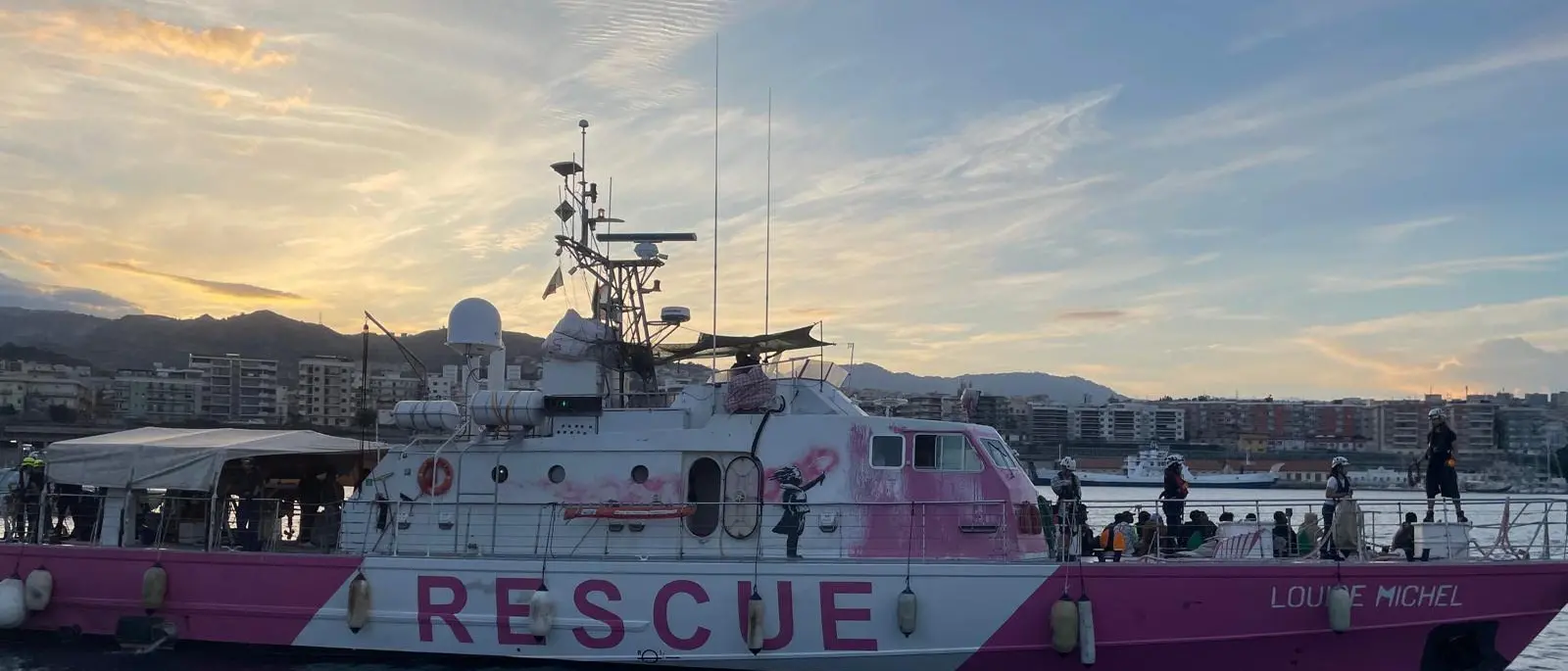 Al Porto di Reggio torna la Louise Michel con a bordo 40 migranti
