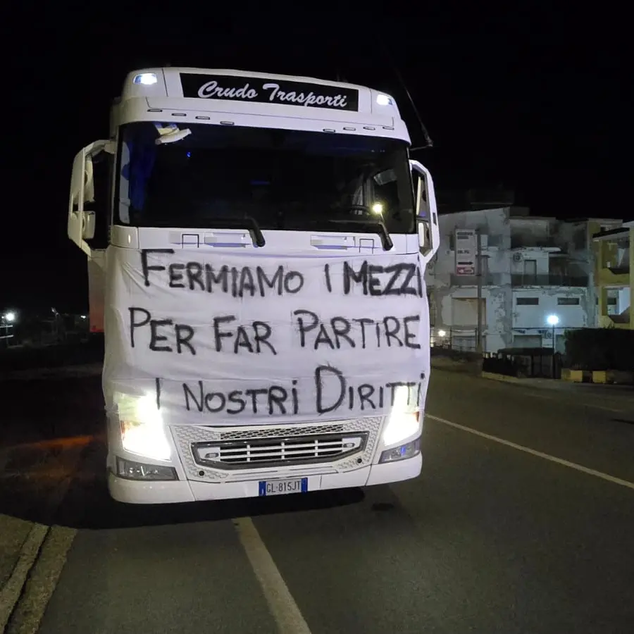 <p>Autotrasportatori calabresi convocati per un incontro con Salvini<span style=\"color:hsl(0,75%,60%);\"> </span>e ma la protesta continua fino al 20 ottobre</p>