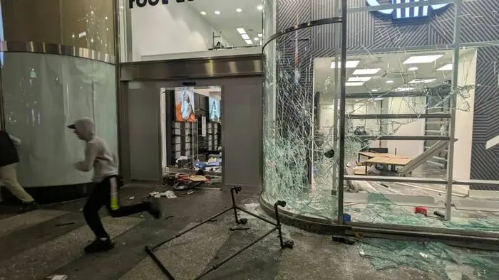 Dalle vetrine rotte di Milano agli scaffali vuoti del Sud: le proteste che fanno notizia e quelle che non esistono\n