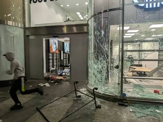Dalle vetrine rotte di Milano agli scaffali vuoti del Sud: le proteste che fanno notizia e quelle che non esistono