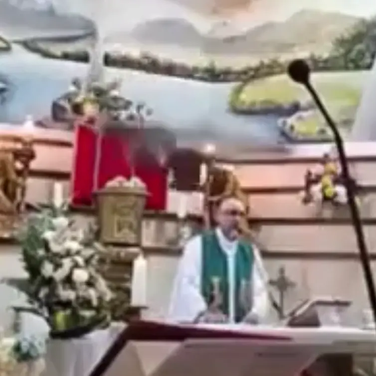 Crocifisso cade durante la messa e colpisce il sacerdote: morto \u00A0il prete\n\n\n