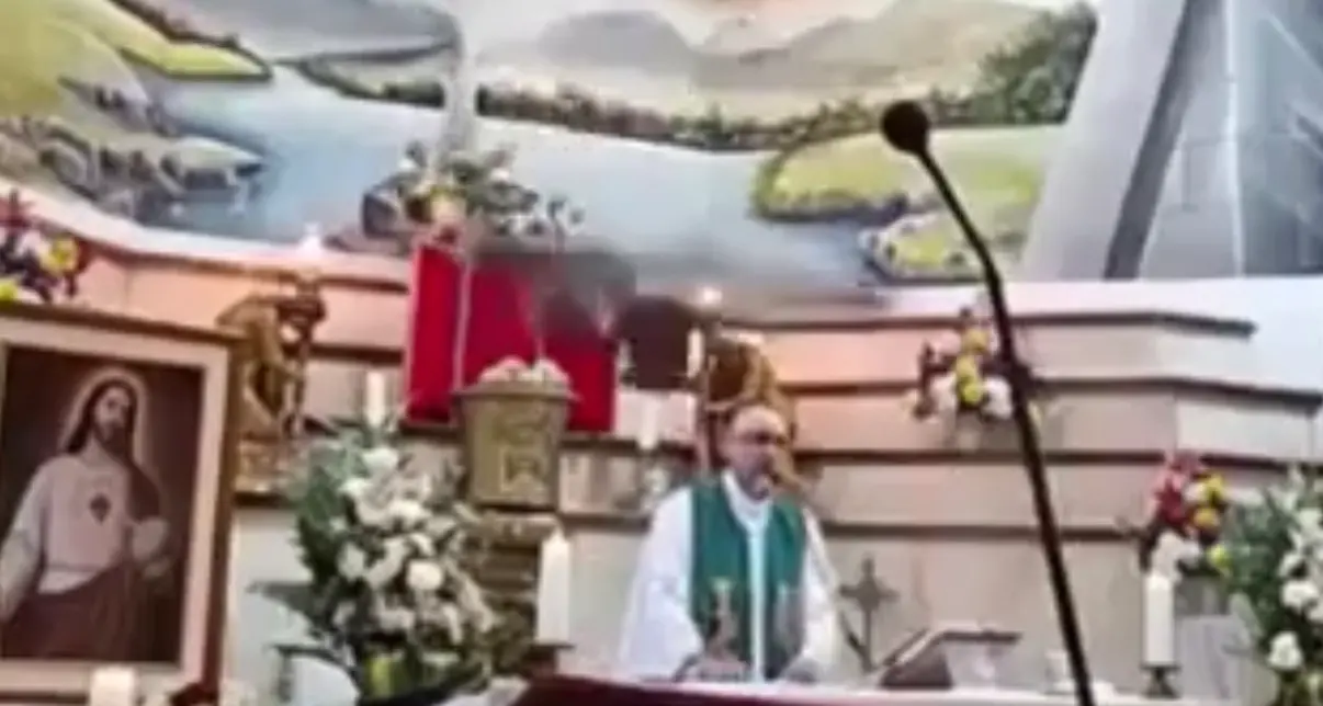 Crocifisso cade durante la messa e colpisce il sacerdote: morto \u00A0il prete\n\n\n