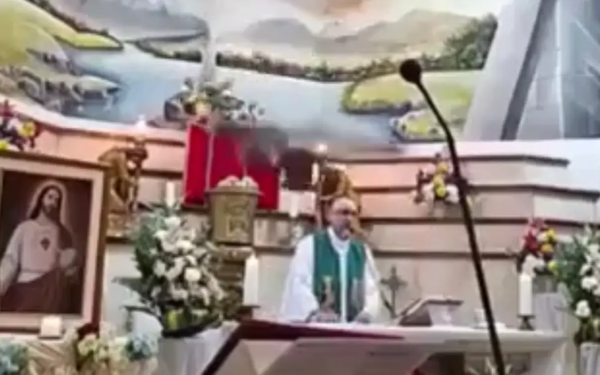 Crocifisso cade durante la messa e colpisce il sacerdote: morto \u00A0il prete\n\n\n