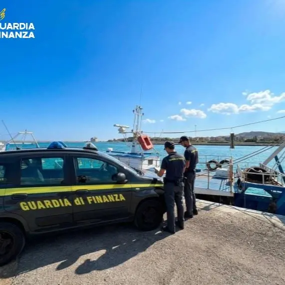 Retribuzioni non tracciabili e lavoro nero, 14mila euro di multa ai proprietari di un motopeschereccio a Le Castella\n