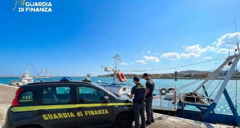 Retribuzioni non tracciabili e lavoro nero, 14mila euro di multa ai proprietari di un motopeschereccio a Le Castella\n
