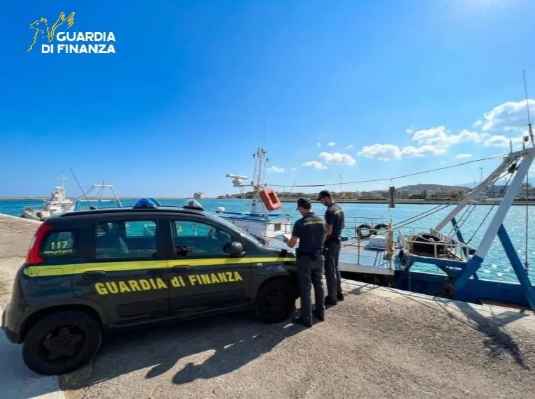 Retribuzioni non tracciabili e lavoro nero, 14mila euro di multa ai proprietari di un motopeschereccio a Le Castella\n