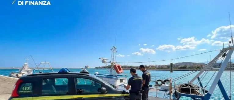 Retribuzioni non tracciabili e lavoro nero, 14mila euro di multa ai proprietari di un motopeschereccio a Le Castella\n