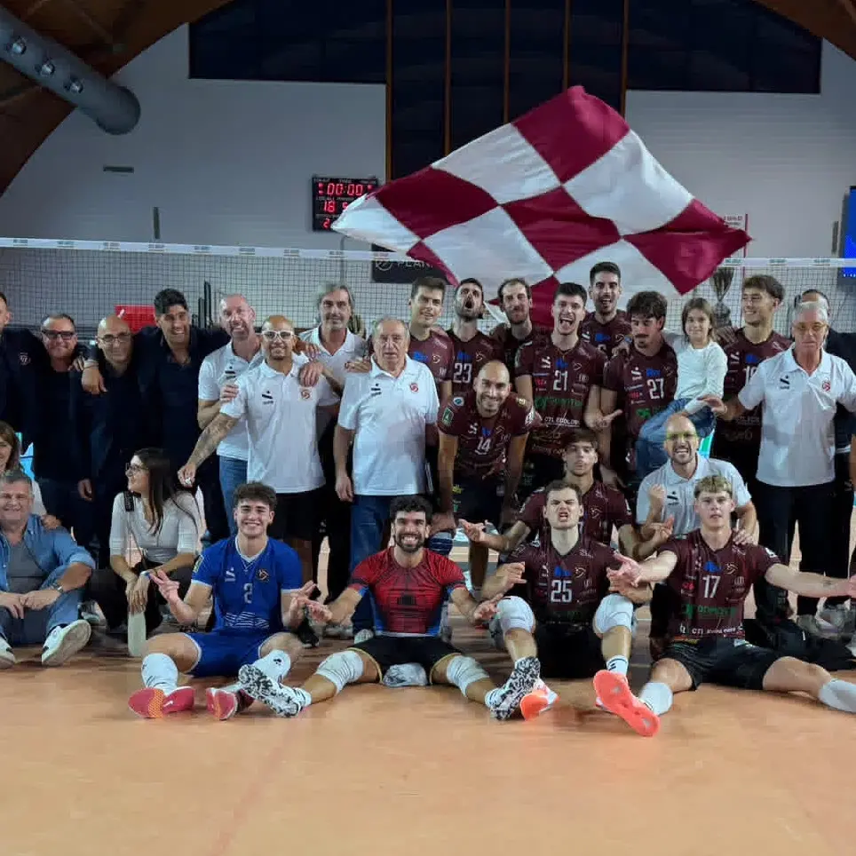 <p>Esordio da sogno in A2 per la Domotek volley Reggio che vince al tie-break a Pineto</p>
