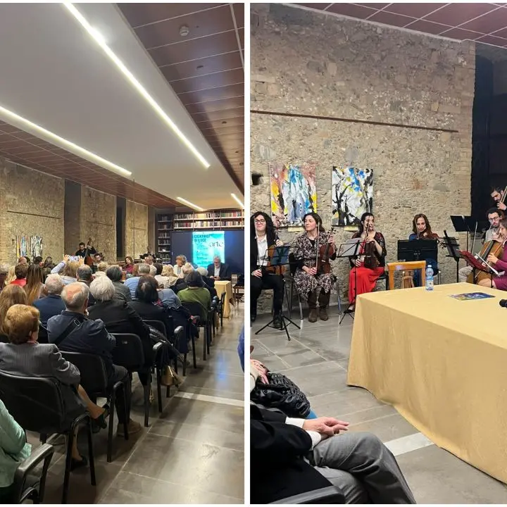 Inaugurata a Cosenza la mostra “Cicatrici di luce”, il racconto di un’arte che prova a curare le ferite\n