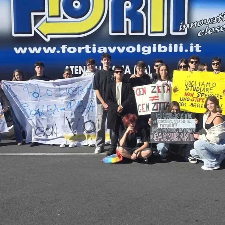 Protesta sulla SS18, in piazza anche gli studenti del liceo Metastasio: «La generazione Z non starà a guardare»\n