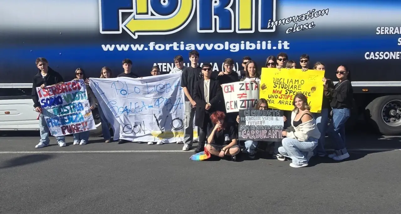 Protesta sulla SS18, in piazza anche gli studenti del liceo Metastasio: «La generazione Z non starà a guardare»\n