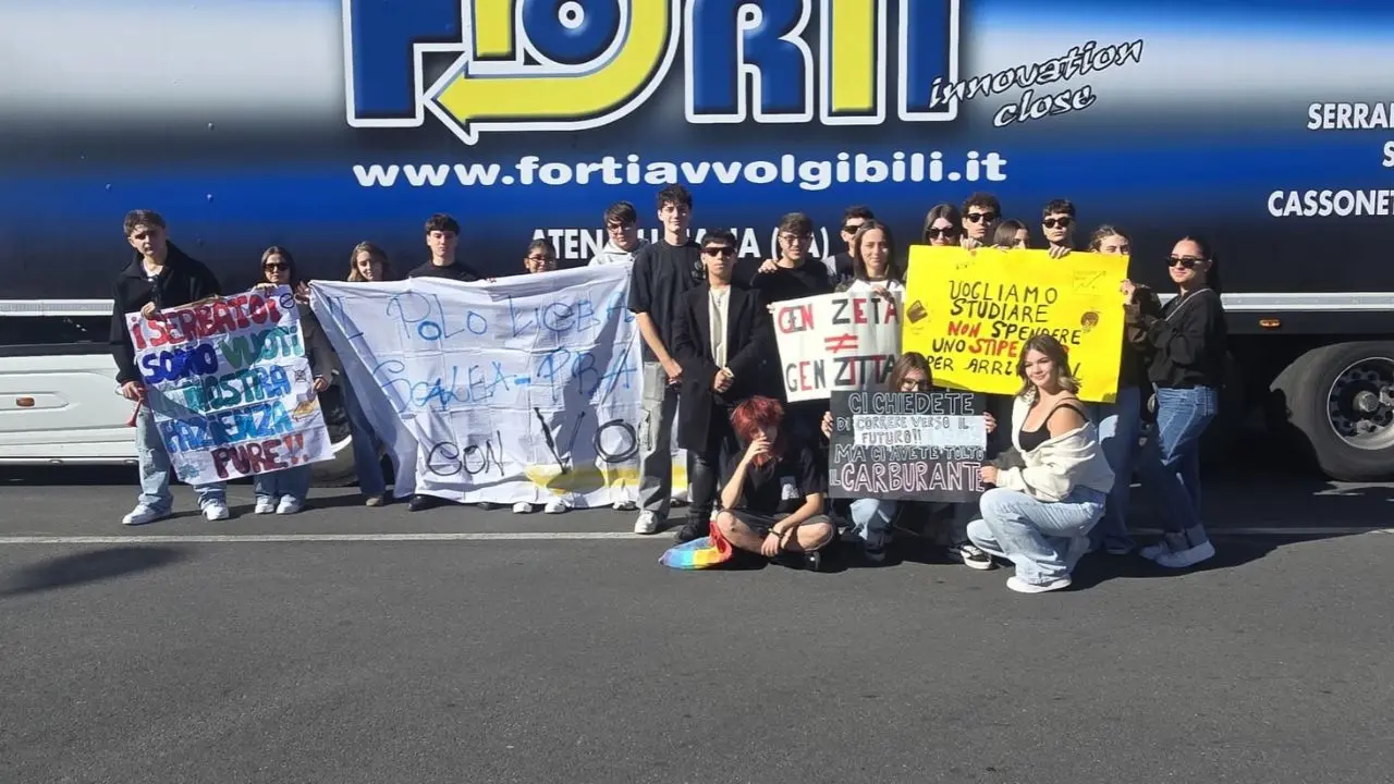 Protesta sulla SS18, in piazza anche gli studenti del liceo Metastasio: «La generazione Z non starà a guardare»\n